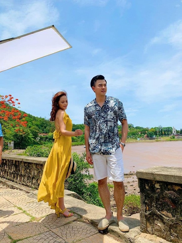 Showbiz 18/6: H'Hen Niê đi chân trần dưới mưa gây “sốt”, Hoàng Thùy Linh - Gil Lê tình tứ ảnh 20