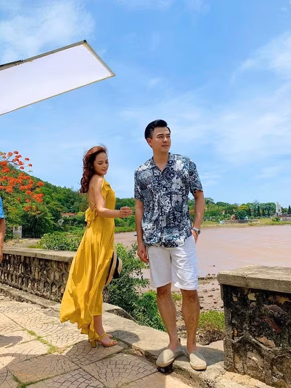 Showbiz 18/6: H'Hen Niê đi chân trần dưới mưa gây “sốt”, Hoàng Thùy Linh - Gil Lê tình tứ ảnh 20
