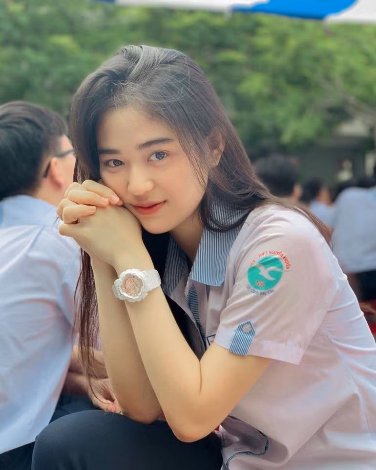 Sắc màu SV 1/8: Nữ sinh sở hữu nhan sắc như “búp bê lai”, hot girl có nụ cười tỏa nắng ảnh 2