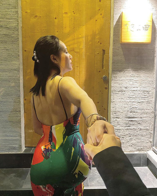 Showbiz 24/7: Lâm Vỹ Dạ khoe lưng trần, Midu để lộ mặt ít son phấn ảnh 10