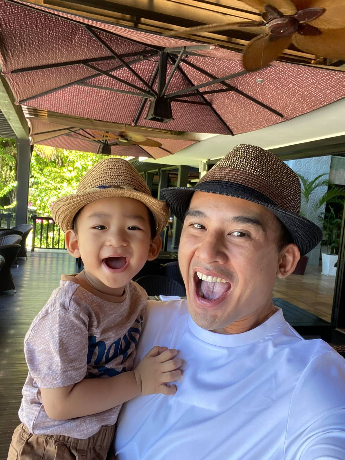 Showbiz 24/6: Đàm Thu Trang khoe bụng bầu, Hồ Ngọc Hà “đáp miếng” rạng rỡ mang song thai ảnh 9