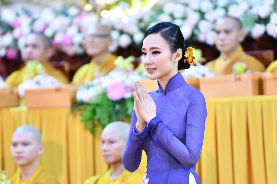 Hari Won, Nhật Kim Anh hạnh phúc bên mẹ; Angela Phương Trinh diện áo dài tại lễ Vu Lan ảnh 25