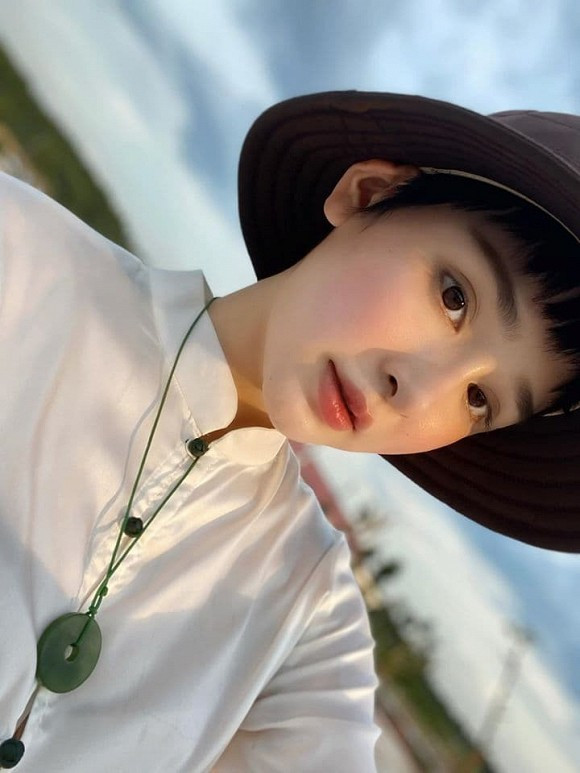 Showbiz 21/6: Gia đình Hoa dâm bụt khoe body “bỏng mắt”, Đàm Thu Trang lộ bụng to thấy rõ ảnh 9