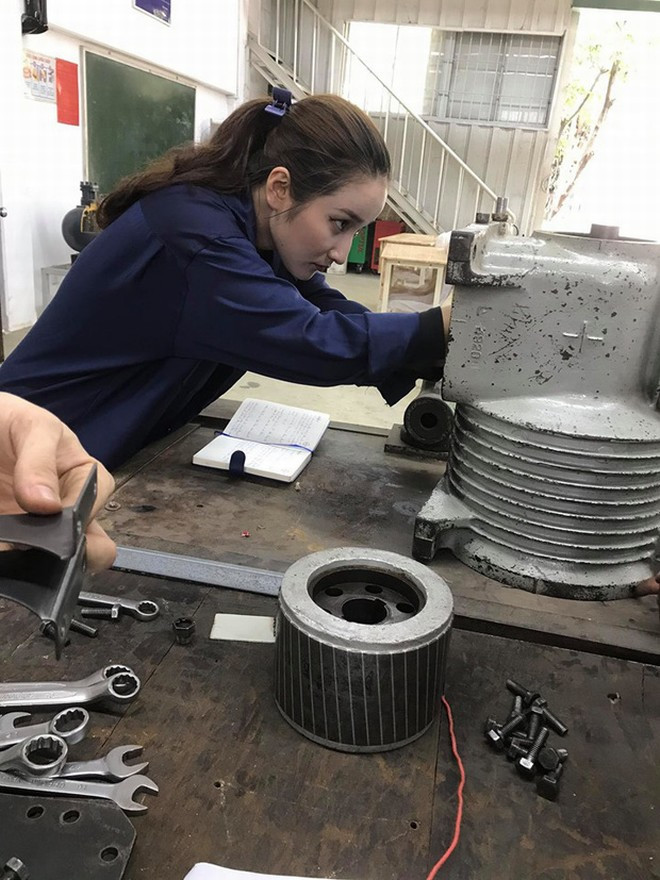 Sắc màu SV 24/6: Cô gái bại não thành sinh viên trường Luật, hot girl cơ khí gây sốt mạng ảnh 2