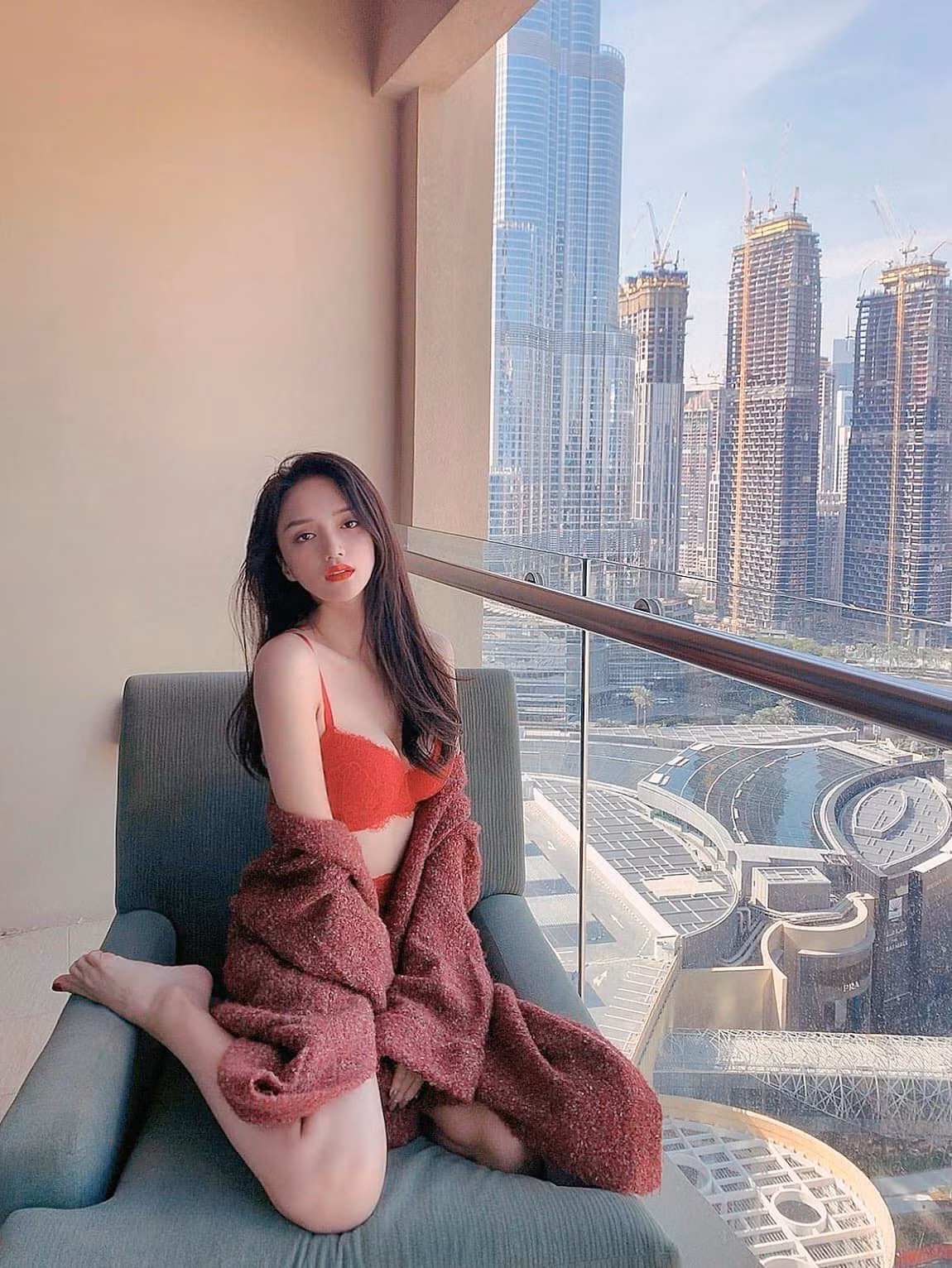 Siêu mẫu Hà Anh kỷ niệm 4 năm ngày cưới, Hương Giang khoe ảnh bikini nóng bỏng ảnh 6