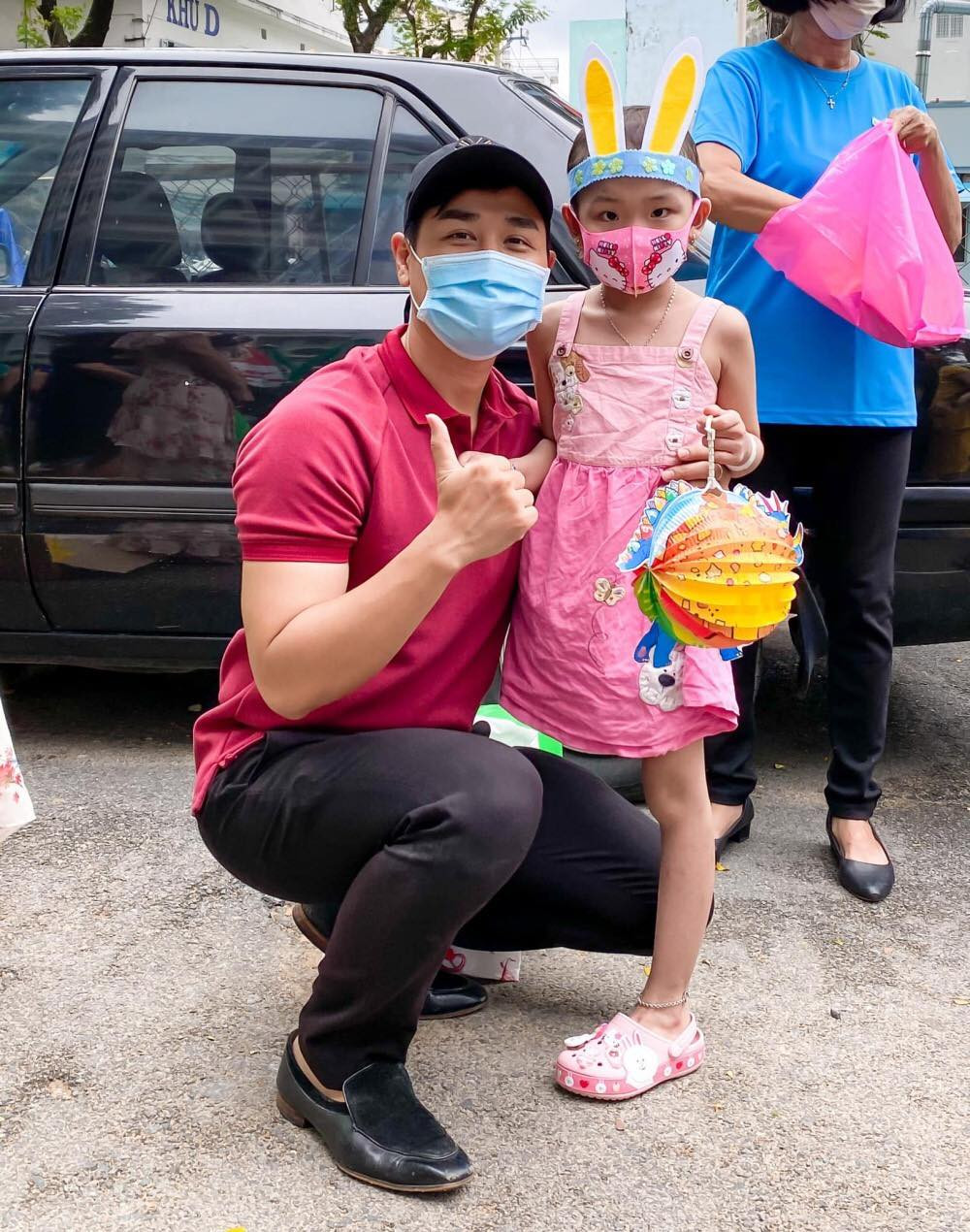 Vũ Khắc Tiệp rao bán ổi trên xe khách; Ngọc Trinh tung bộ ảnh kẹo ngọt đánh dấu tuổi 31 ảnh 15