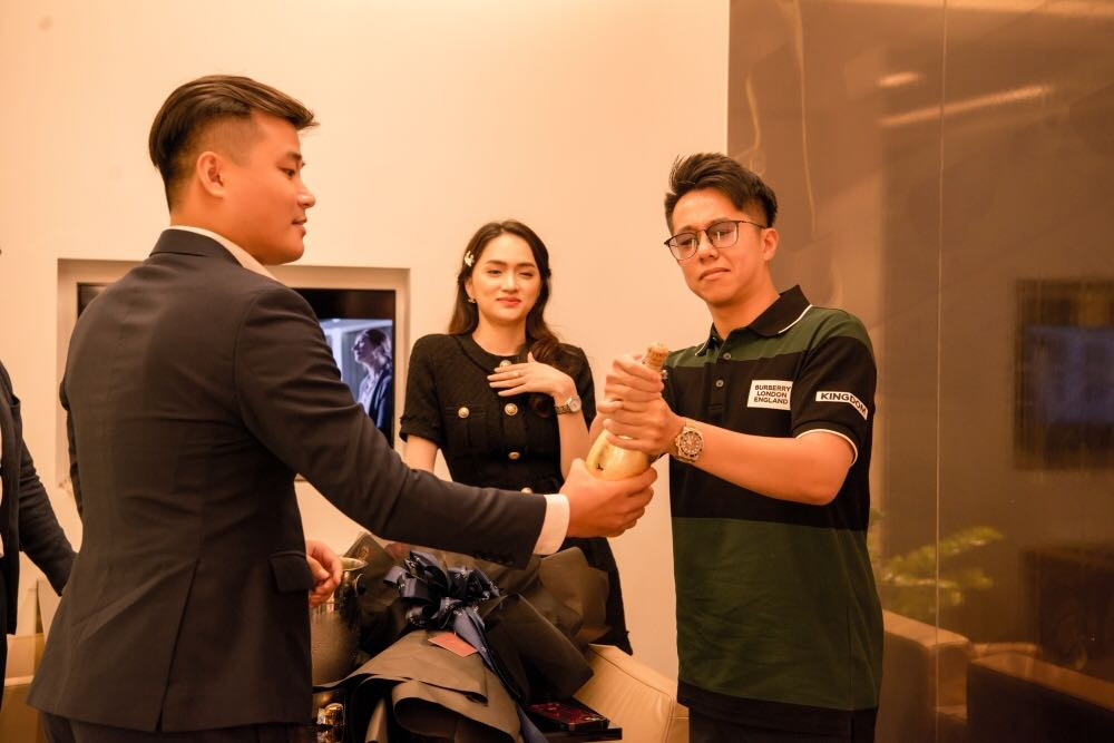 “Thả rông” khoác vét ra sân bay: Quỳnh Thư khiến người đối diện “đỏ mặt“ ảnh 27