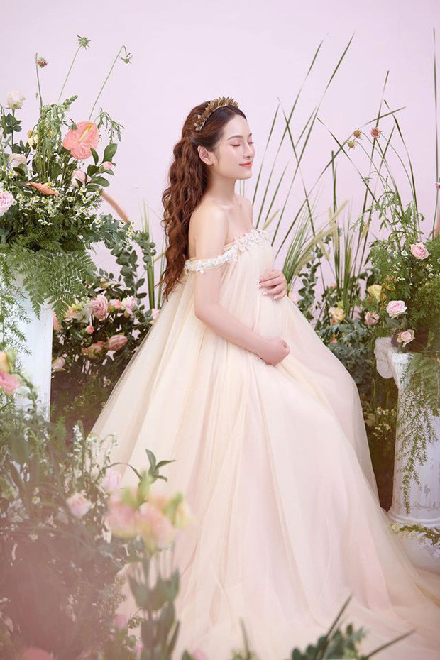 "Trước đây, chẳng mấy khi setup chụp một bộ hình để đẹp pro5 nhưng từ khi có babies lại rất chăm chụp hình để làm kỷ niệm. Vì thấy chụp hình với hai em thấy ý nghĩa hơn nhiều, sau này hai em lớn sẽ cho hai em thấy lại hình ảnh lúc mẹ bầu hai em và ba mẹ sẽ chụp hình với hai em thật nhiều", Sara Lưu hạnh phúc viết. Showbiz 17/7: Chi Pu diện bikini nóng bỏng, Vũ Khắc Tiệp khoe cơ bụng 6 múi ảnh 12