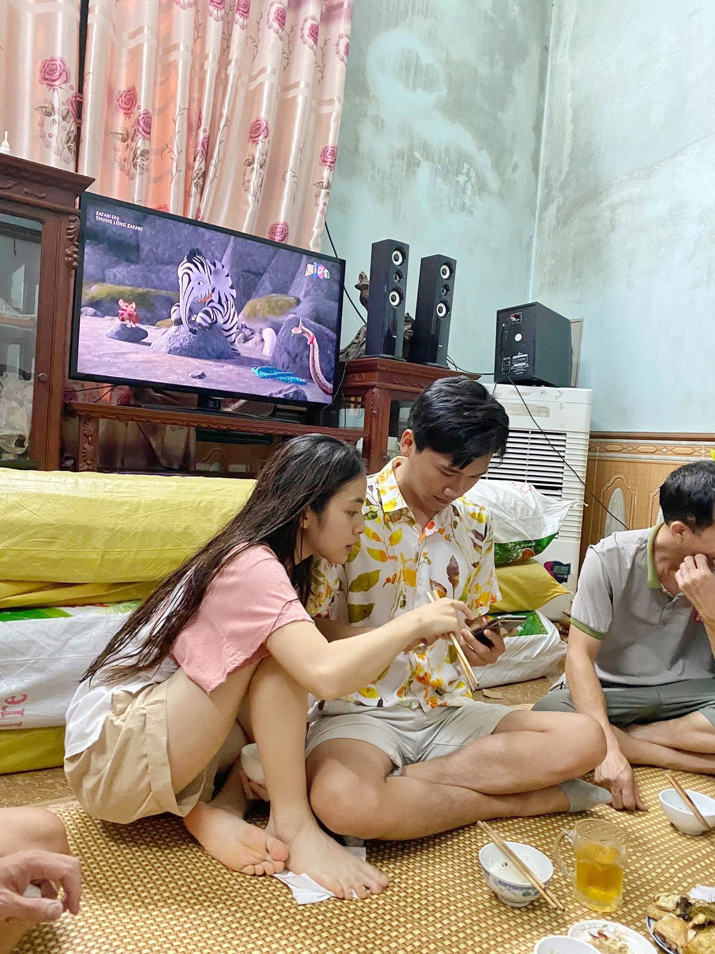 Không chỉ về nhà bạn gái ra mắt, “Mr.Cần Trô” còn giúp “mẹ vợ” livestream bán hàng ảnh 3