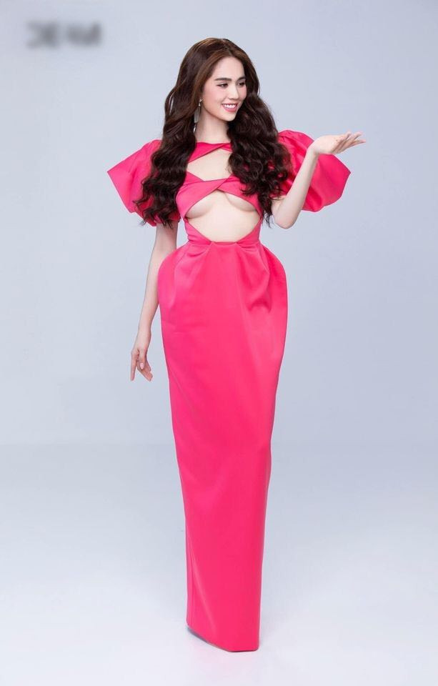 Mỹ Tâm phủ nhận tin đồn mang thai; Ngọc Trinh “táo bạo” diện đầm cắt xẻ hở gần hết ngực ảnh 1