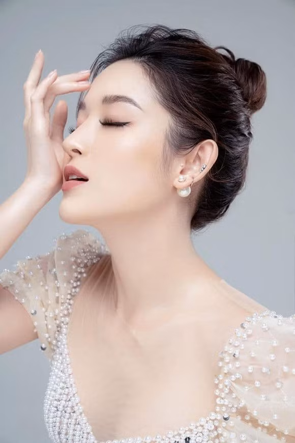 Showbiz 28/5: Quang Hải nhí nhảnh bên bạn gái mới, Hồng Quế khoe lưng trần táo bạo ảnh 13