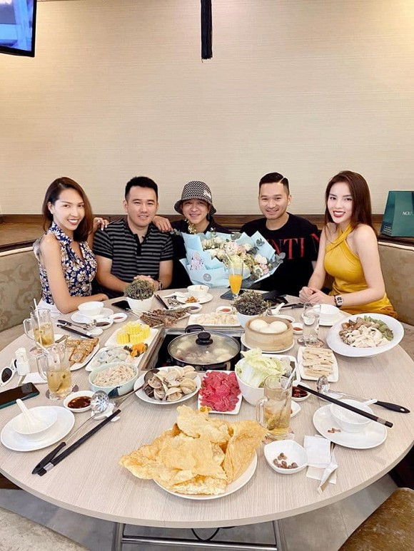 Showbiz 5/7: Huyền My nhập hội với Mai Phương Thúy giữa ồn ào “cạch mặt” Phương Oanh ảnh 9