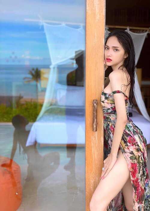 Showbiz 19/7: Hiền Thục phô diễn body, Hương Giang ướt át bên hồ bơi ảnh 6