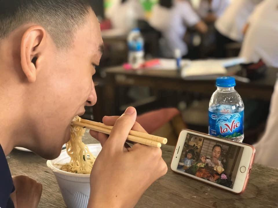 Sắc màu SV 30/6: Bản sao Jisoo bất ngờ nổi tiếng, kiến ba khoang tấn công ký túc xá ảnh 12