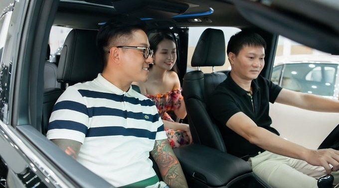 Ngọc Trinh hóa “Cô hầu gái” dù đã U40; Sơn Tùng phủ sóng “Sky Tour Movie” ở 190 quốc gia ảnh 28