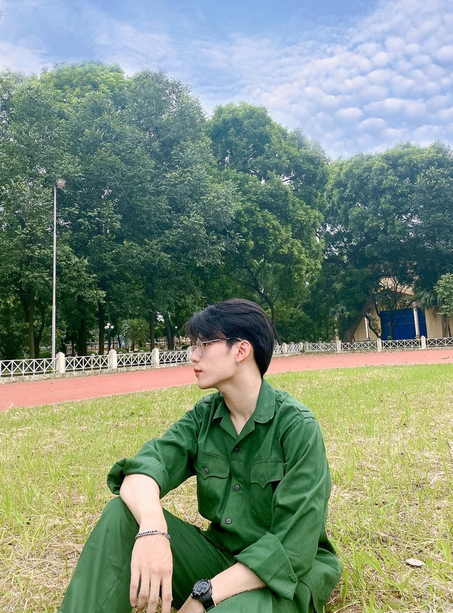 Sắc màu SV 16/7: "Nam thần" ĐH Công nghệ nhập hội trai đẹp trong học kỳ quân sự ảnh 5