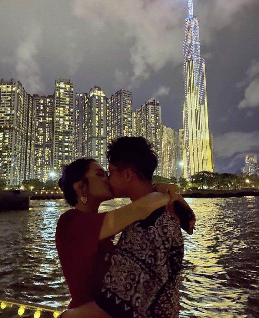 Hương Giang “tình tứ” trên du thuyền cùng bạn trai; Phạm Hương “đẫy đà” vì nghỉ dịch ảnh 11