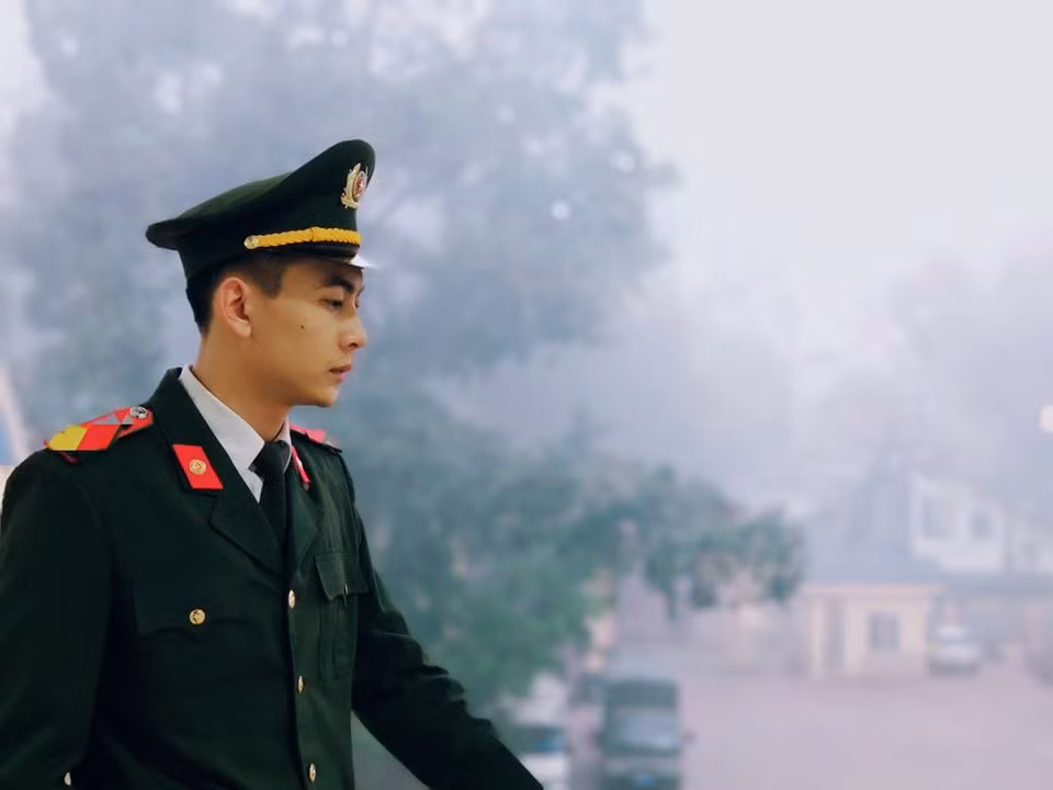 Tham gia Chúng tôi là chiến sĩ, chàng cảnh vệ gây thương nhớ với ngoại hình cực điển trai ảnh 1