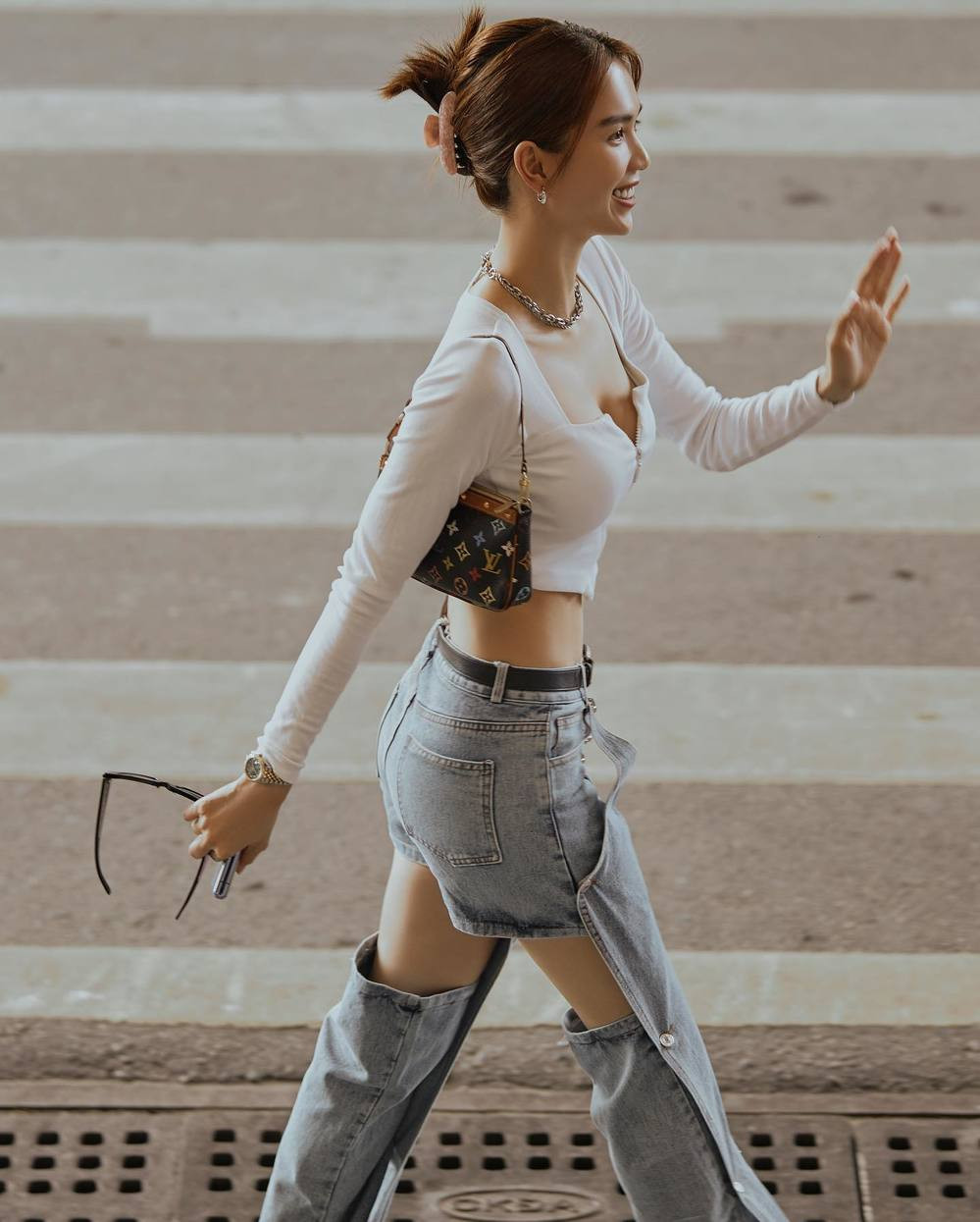 Showbiz 23/7: Ngọc Trinh diện quần cắt xẻ lạ mắt, Diệu Nhi khoe hình bikini siêu hot ảnh 2