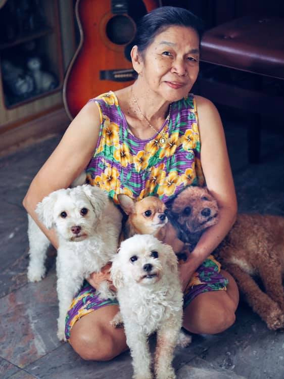 Hiện tượng mạng 71 tuổi: Từng liệt nửa mặt, cuộc sống “tái sinh” nhờ âm nhạc và bầy cún ảnh 8