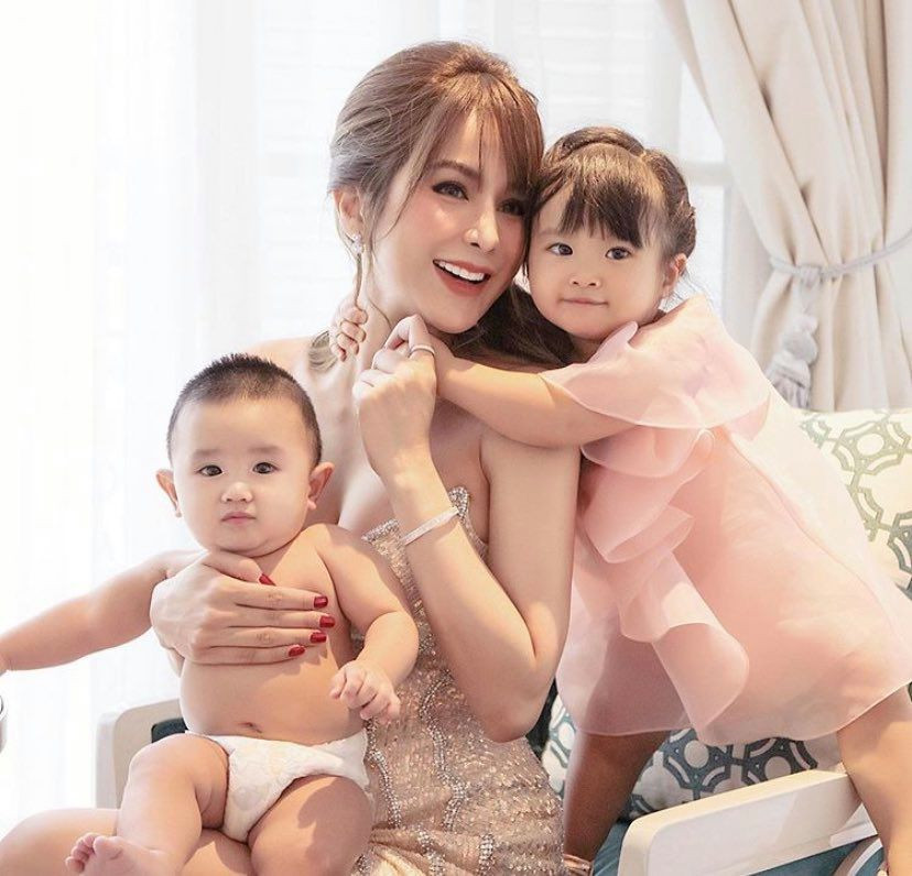 Showbiz 18/6: H'Hen Niê đi chân trần dưới mưa gây “sốt”, Hoàng Thùy Linh - Gil Lê tình tứ ảnh 16