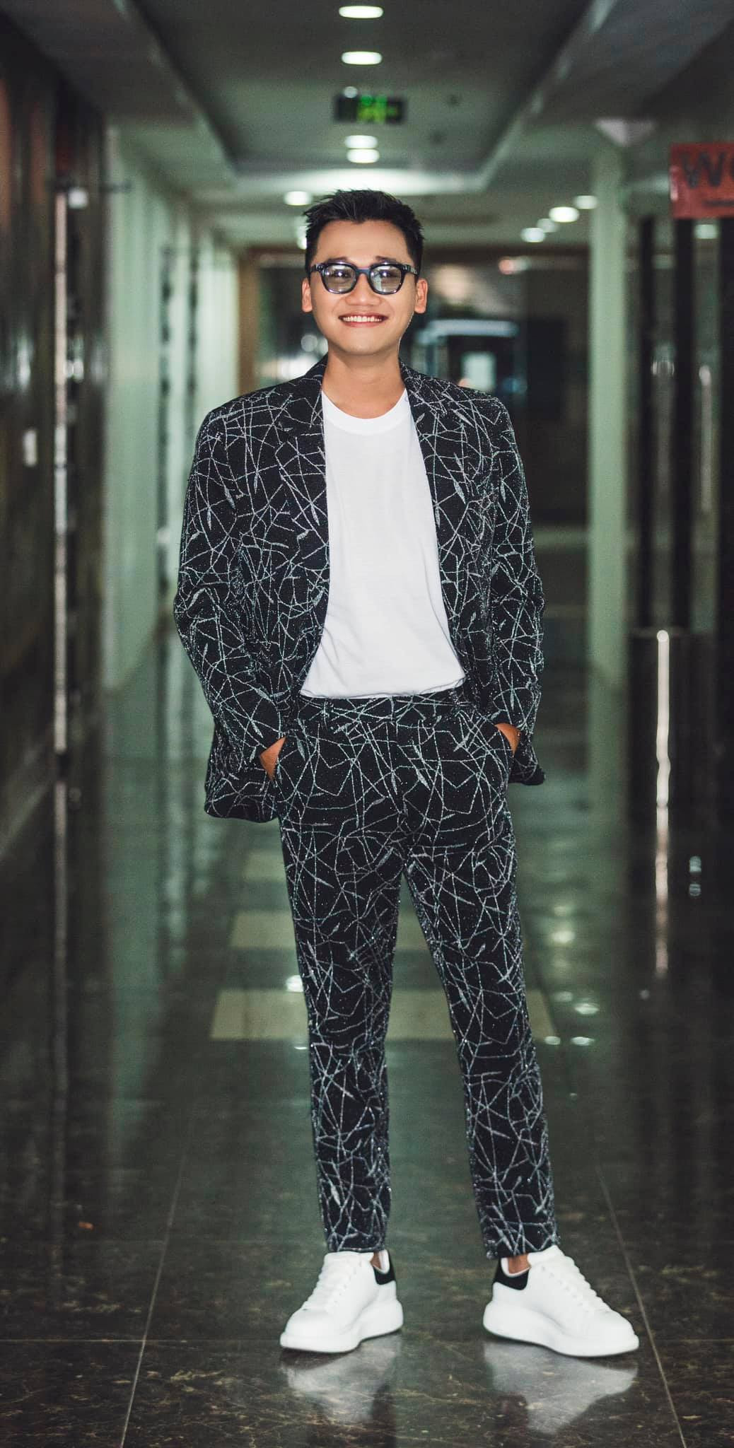 Xuân Nghị hóa “nam thần” điện ảnh khi tạo dáng trên nóc xế hộp tiền tỷ ảnh 1