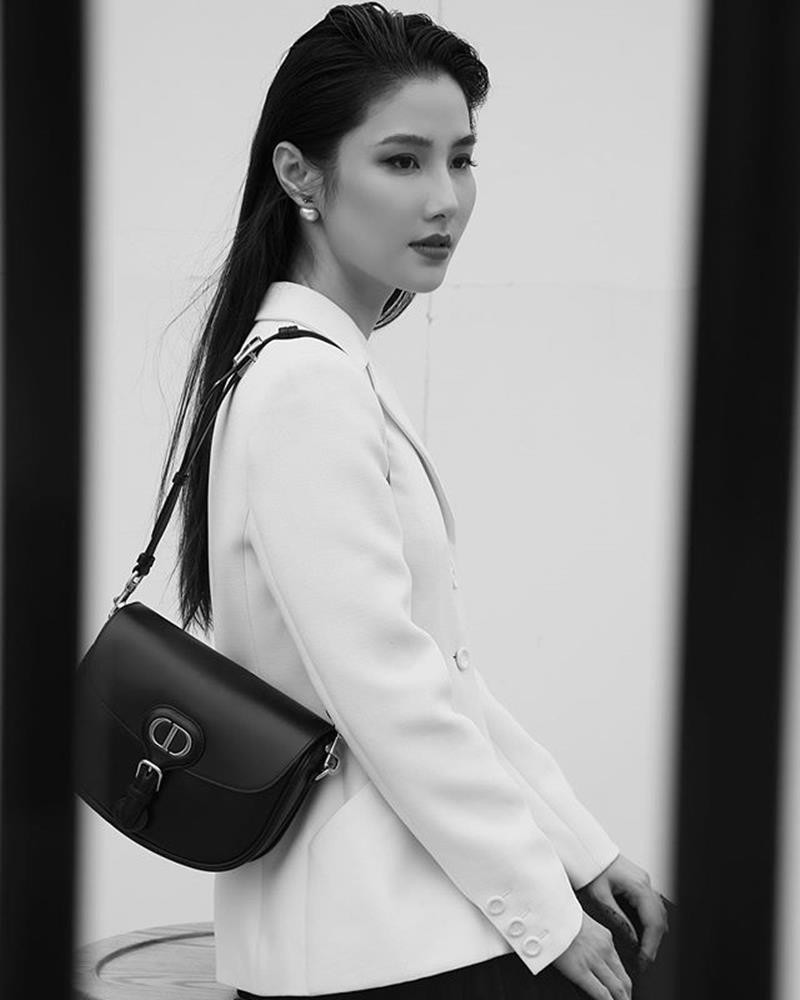 Showbiz 2/7: Hoài Linh bị... gà đá chảy máu chân, Thanh Hằng khoe vòng eo 51 gợi cảm ảnh 15