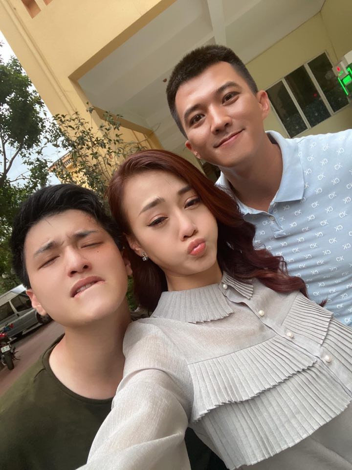 Showbiz 2/7: Hoài Linh bị... gà đá chảy máu chân, Thanh Hằng khoe vòng eo 51 gợi cảm ảnh 9