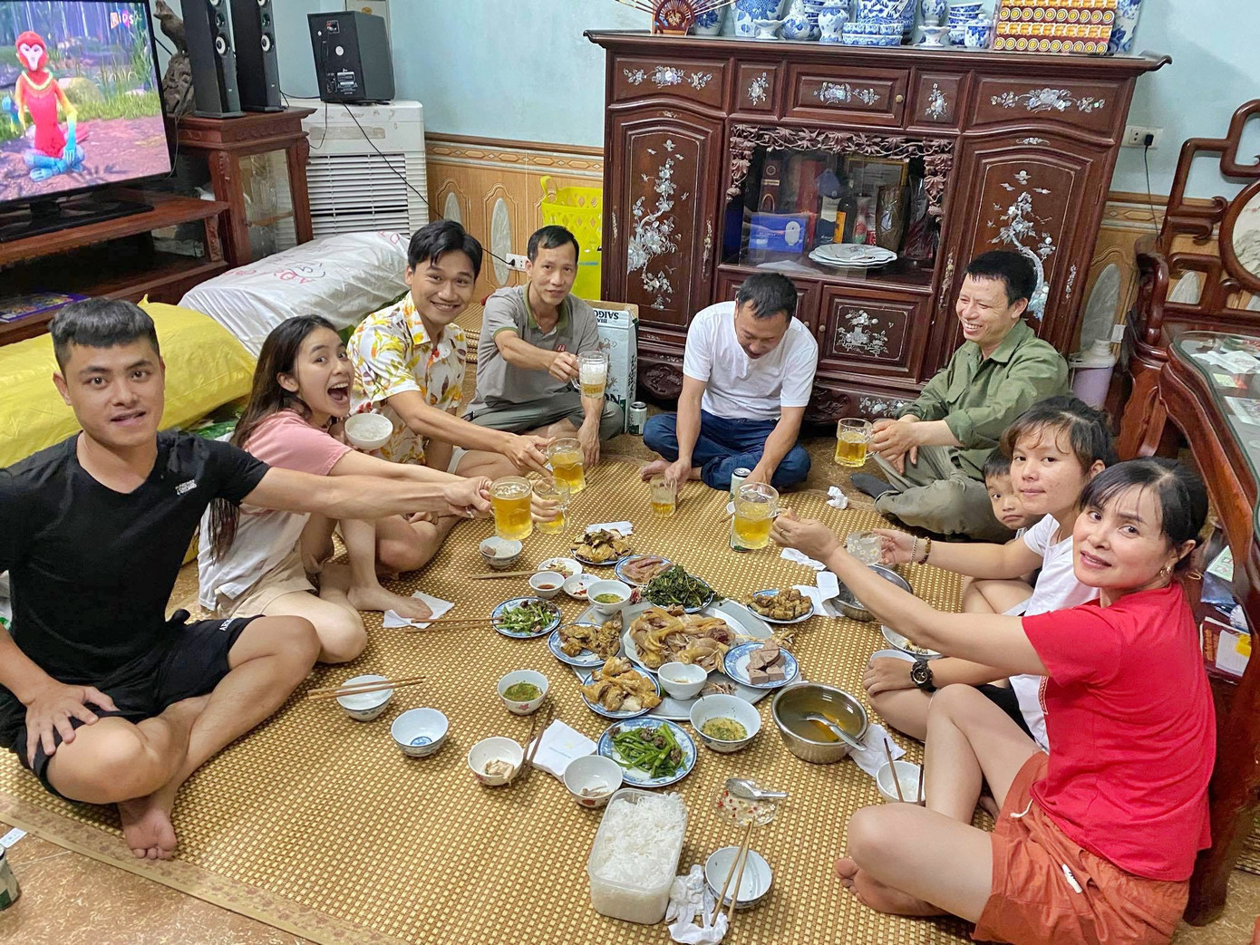 Không chỉ về nhà bạn gái ra mắt, “Mr.Cần Trô” còn giúp “mẹ vợ” livestream bán hàng ảnh 2