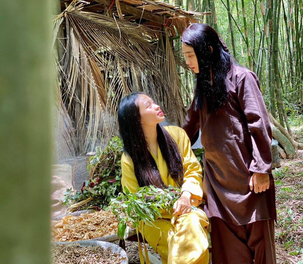 Ngọc Trinh hóa “Cô hầu gái” dù đã U40; Sơn Tùng phủ sóng “Sky Tour Movie” ở 190 quốc gia ảnh 12