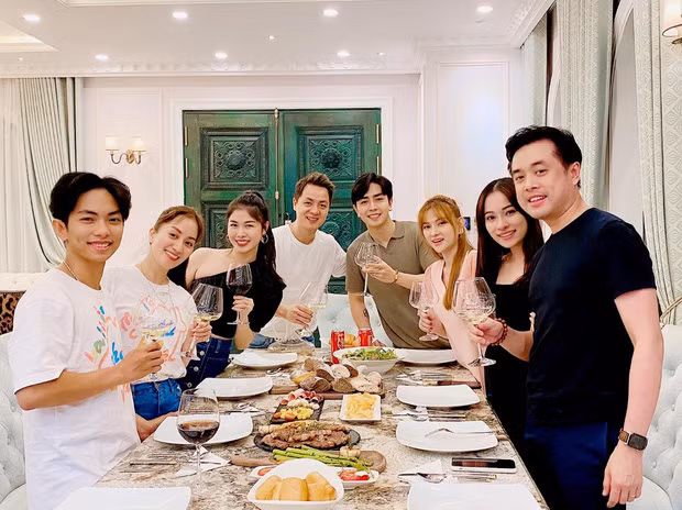 Showbiz 4/6: Hồng Ngọc hồi phục hoàn toàn sau bỏng, hai mẹ bầu Thu Thủy - Sara Lưu đọ sắc ảnh 1
