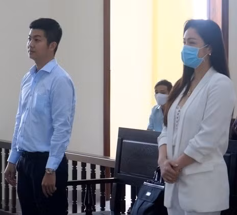 Chi Pu diện tất mỏng xuyên thấu; Phương Oanh liên tục tậu nhà sang ở tuổi 31 ảnh 25