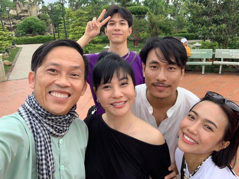 Diệu Nhi gây bất ngờ khi hát cải lương; Hai nàng Hậu diện váy đỏ chót khoe vòng 1 quyến rũ ảnh 20