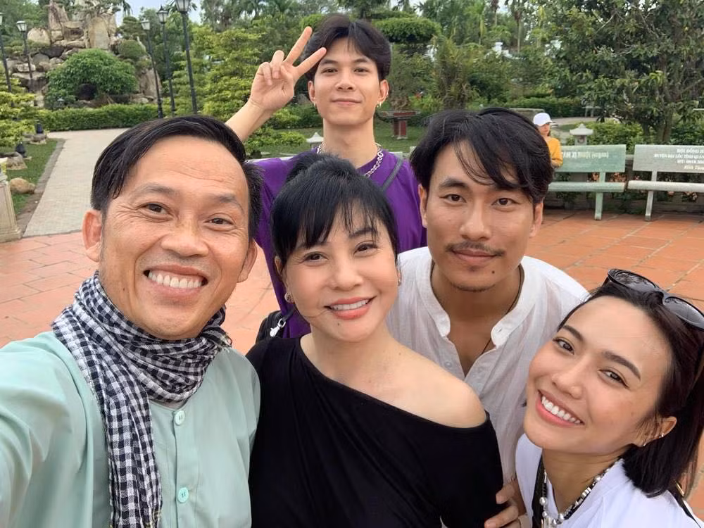 Diệu Nhi gây bất ngờ khi hát cải lương; Hai nàng Hậu diện váy đỏ chót khoe vòng 1 quyến rũ ảnh 20