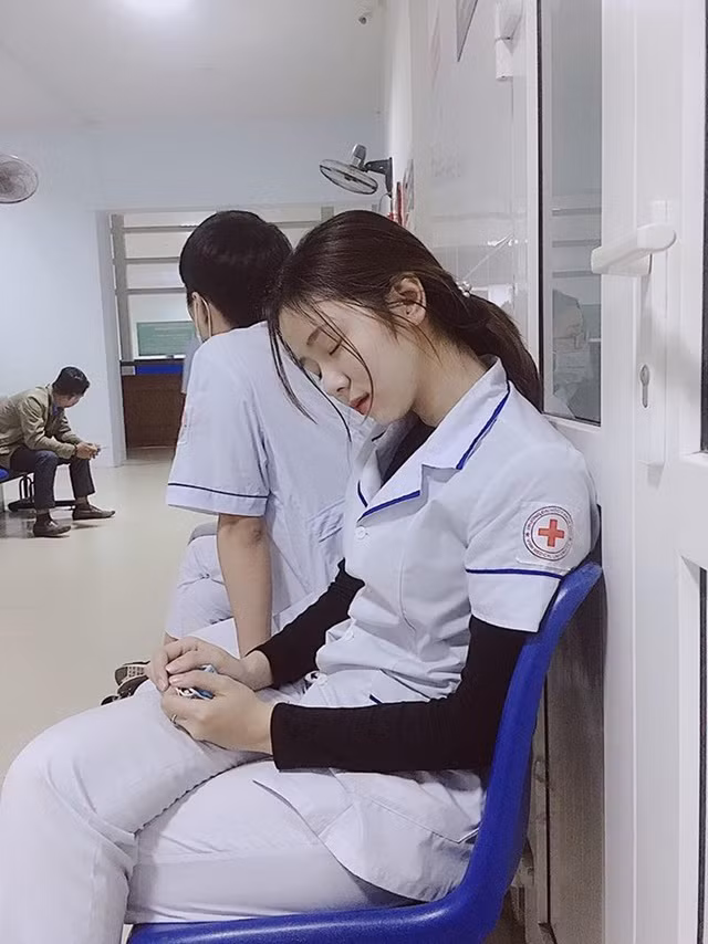 Sắc màu SV 5/7: Nữ sinh ngành Y - Dược “gây thương nhớ” với vẻ đẹp trong trẻo ảnh 4