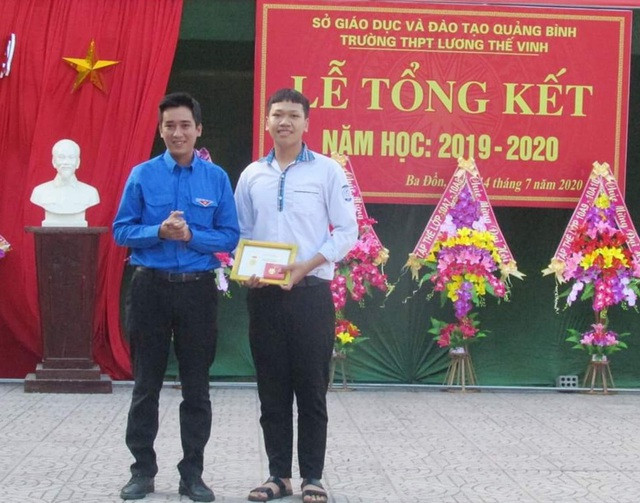 Sắc màu SV 15/7: Nữ sinh có vẻ đẹp tựa Lisa; hot girl RMIT được tặng đồng hồ 400 “củ” ảnh 7