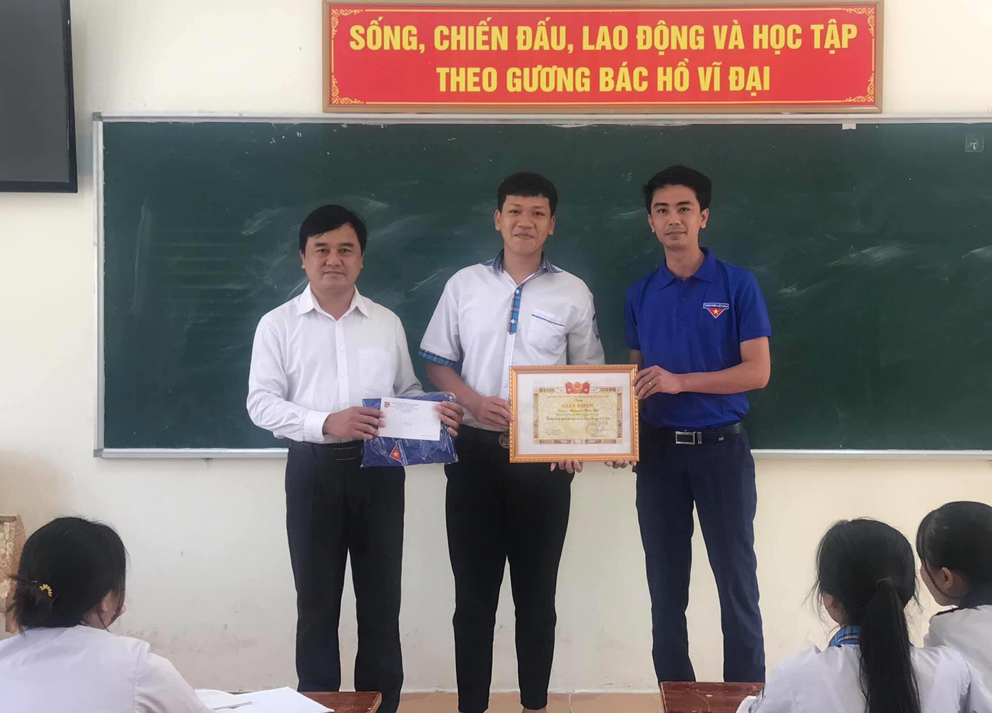 Sắc màu SV 15/7: Nữ sinh có vẻ đẹp tựa Lisa; hot girl RMIT được tặng đồng hồ 400 “củ” ảnh 8