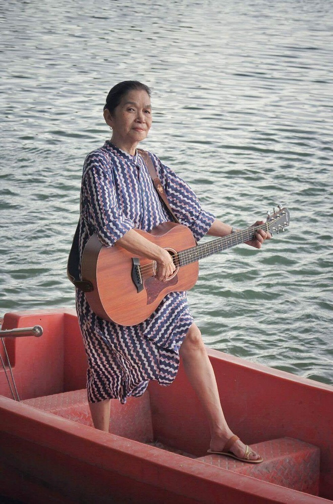 Hiện tượng mạng 71 tuổi: Từng liệt nửa mặt, cuộc sống “tái sinh” nhờ âm nhạc và bầy cún ảnh 5