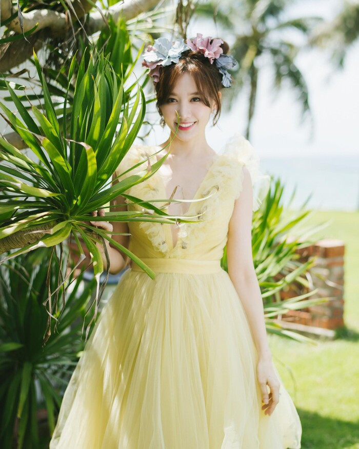 Showbiz 1/8: Chi Pu khoe vòng 1 cực nóng, Khả Ngân đón tuổi mới một mình ảnh 16