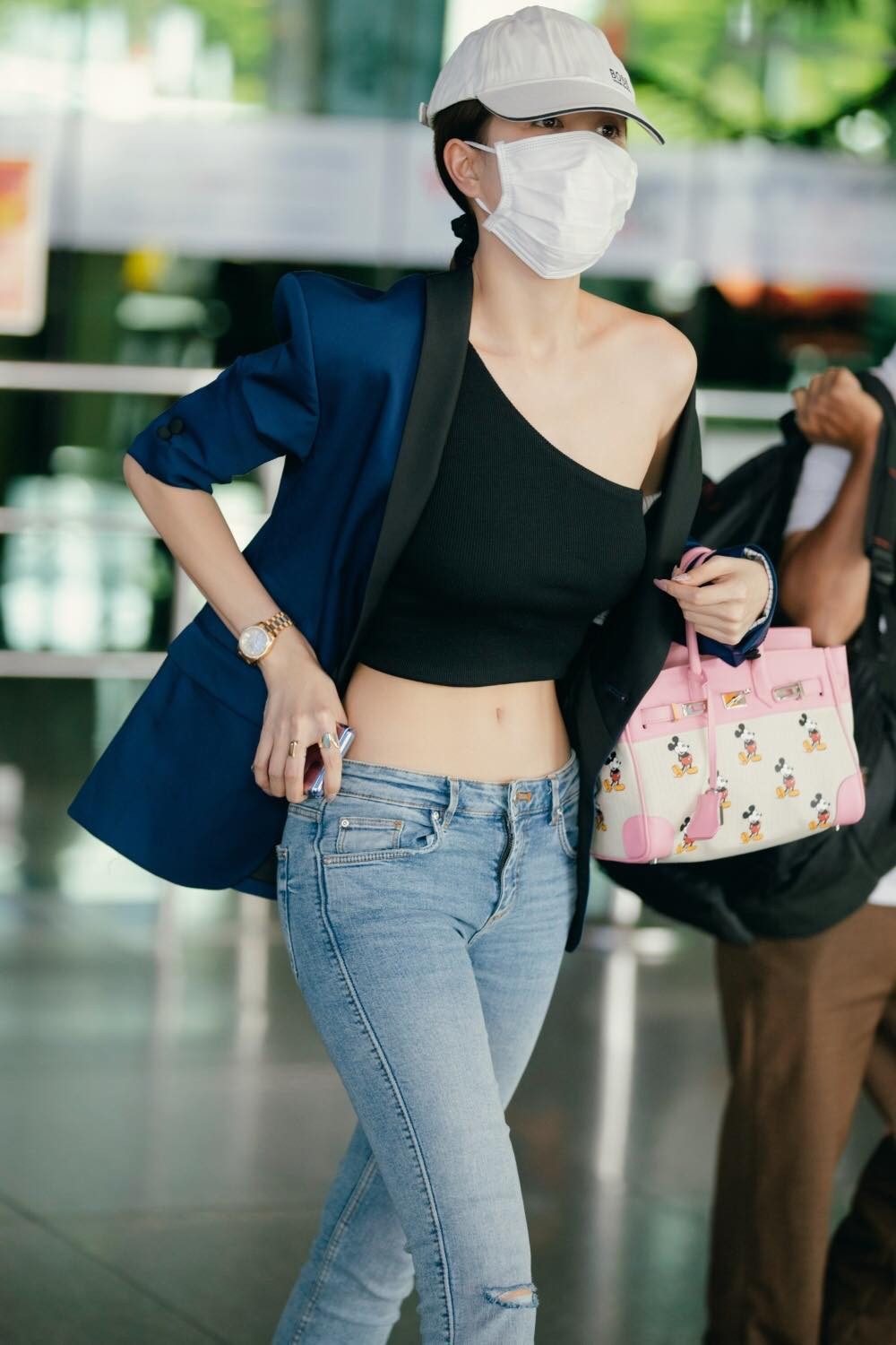 Hiền Hồ bất ngờ nữ tính với kiểu tóc mới; H'Hen Niê tự tin với túi cói đi chợ ảnh 26