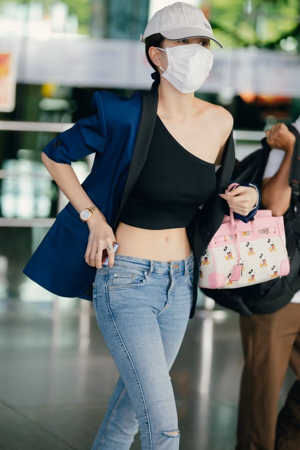 Hiền Hồ bất ngờ nữ tính với kiểu tóc mới; H'Hen Niê tự tin với túi cói đi chợ ảnh 26