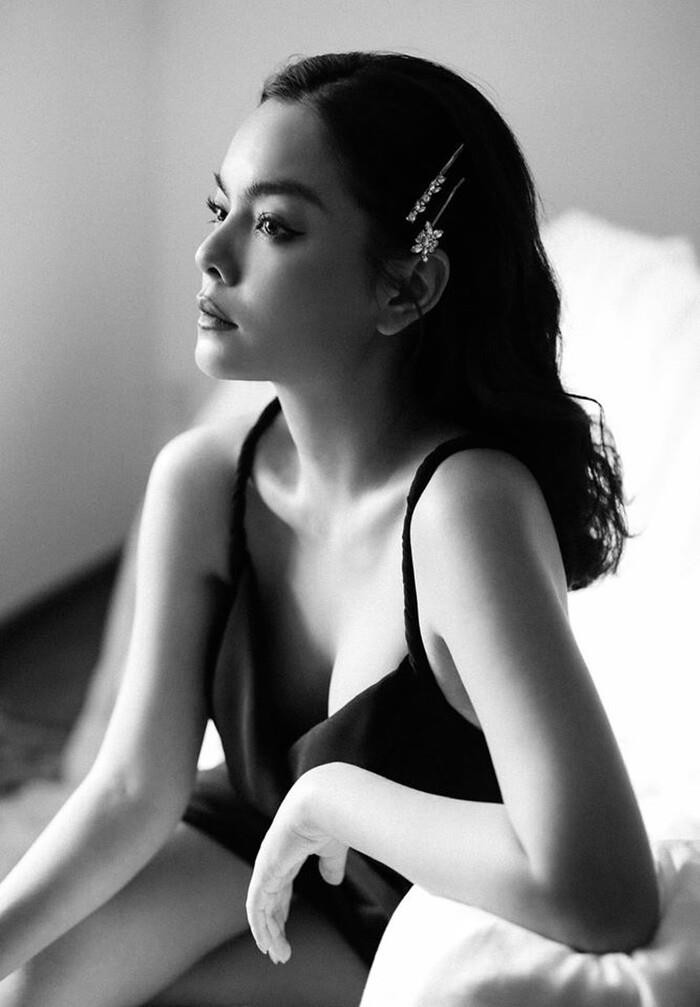 Showbiz 2/8: Phạm Quỳnh Anh khoe lưng trần gợi cảm, Sĩ Thanh diện đồ táo bạo ảnh 10