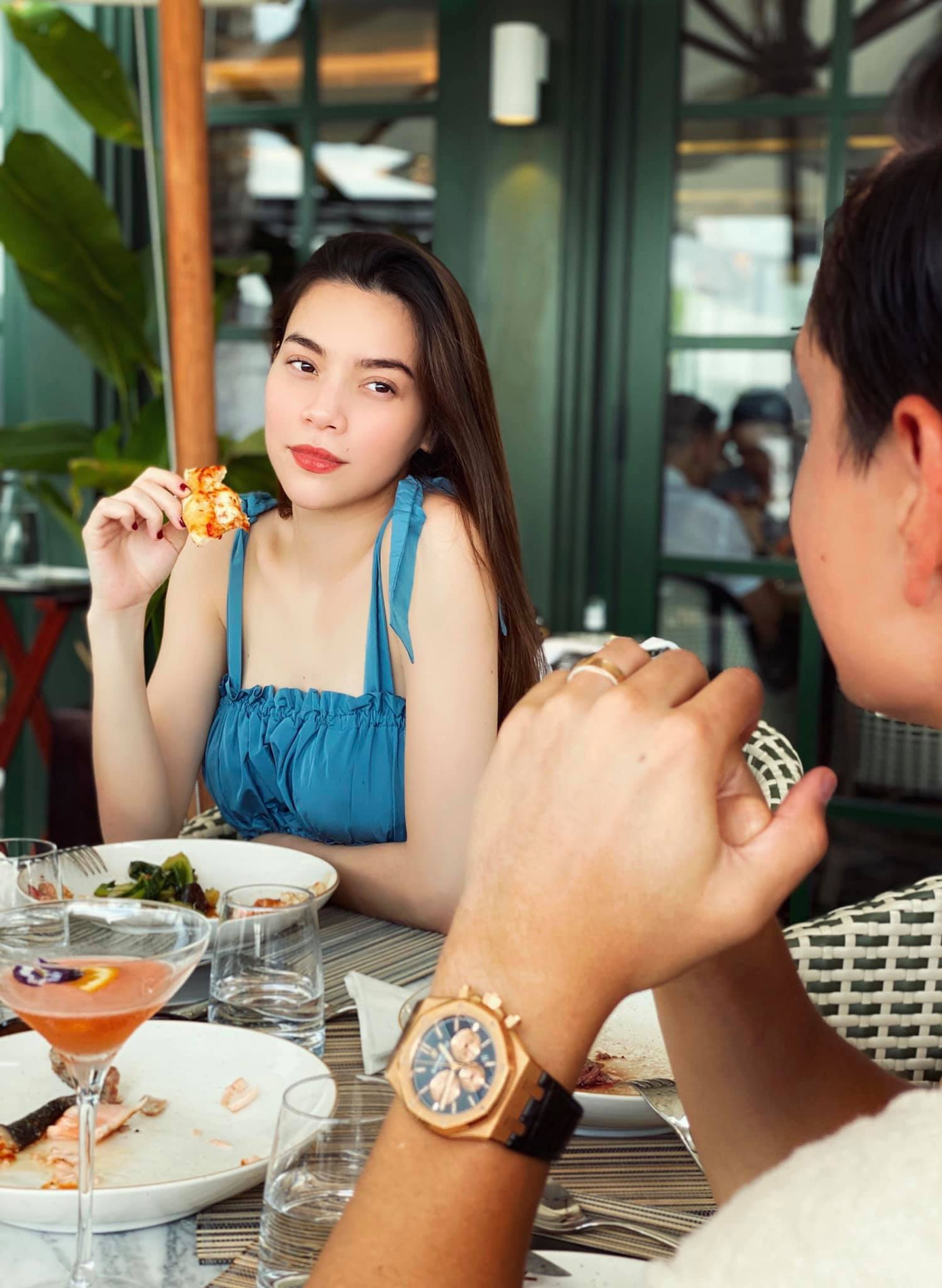 Showbiz 1/6: Vợ chồng Lê Phương dẫn 2 con đi biển đón 1/6, Khả Ngân khoe tóc mới cá tính ảnh 6