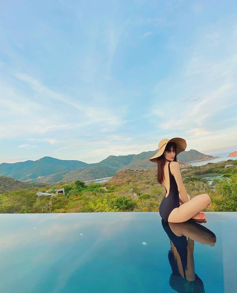 Showbiz 20/6: Hương Giang khoe body căng đét, Trương Ngọc Ánh - Trần Bảo Sơn tái ngộ ảnh 1