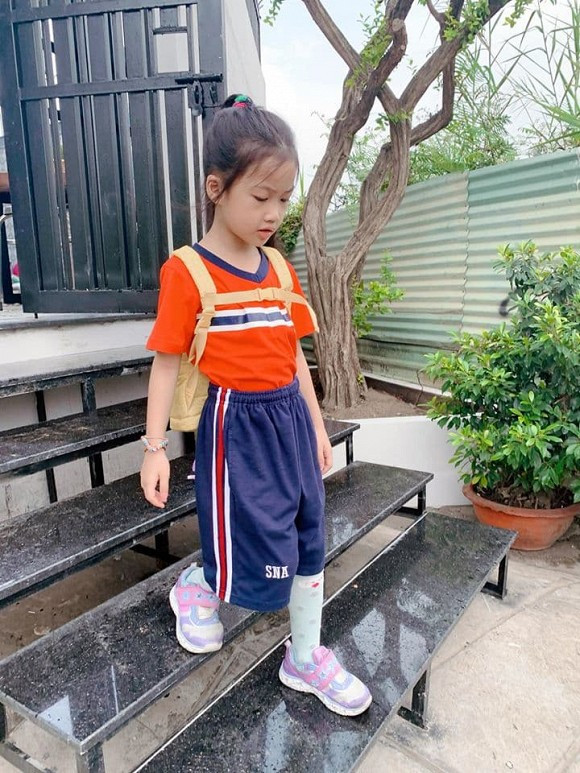 Showbiz 1/6: Vợ chồng Lê Phương dẫn 2 con đi biển đón 1/6, Khả Ngân khoe tóc mới cá tính ảnh 4