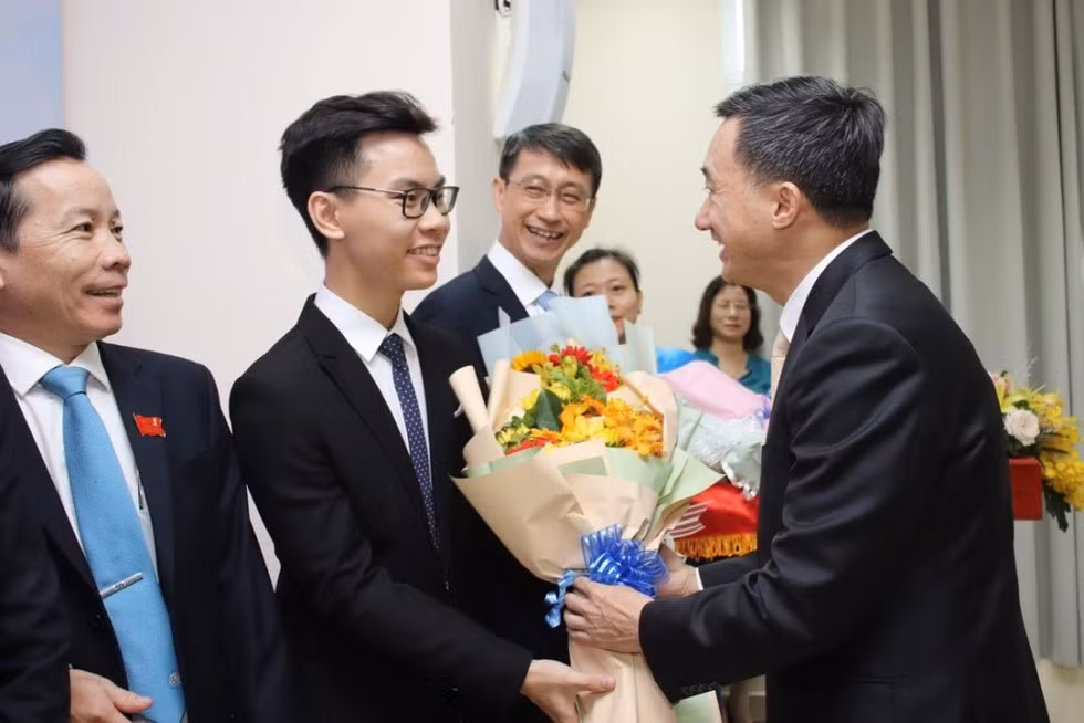 Sắc màu SV 21/7: Cô “Dương Mịch” của ĐH Greenwich; hot girl “đường phố” lột xác quyến rũ ảnh 11
