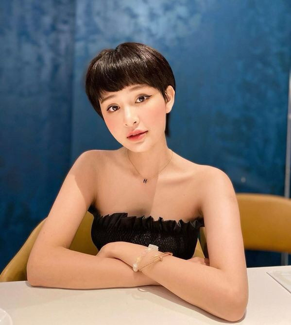 Hiền Hồ bất ngờ nữ tính với kiểu tóc mới; H'Hen Niê tự tin với túi cói đi chợ ảnh 7