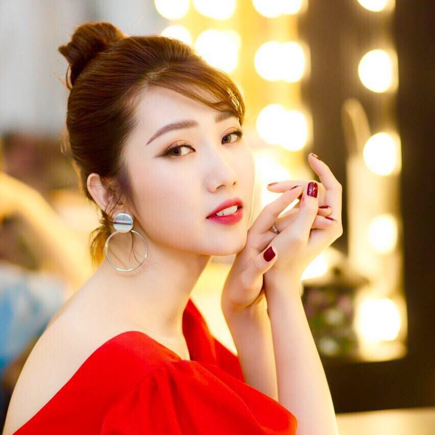 Bảo Anh khoe vòng 3 đẹp nín thở; Tiểu Vy tung bộ ảnh mới đón tuổi 20 ảnh 22