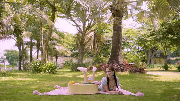 Showbiz 28/7: Trương Ngọc Ánh khoe vẻ quyến rũ, Ngọc Trinh “trưng trổ” body căng đét ảnh 4