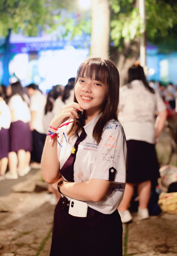 Sắc màu SV 15/7: Nữ sinh có vẻ đẹp tựa Lisa; hot girl RMIT được tặng đồng hồ 400 “củ” ảnh 3